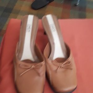 Ladies leather mules